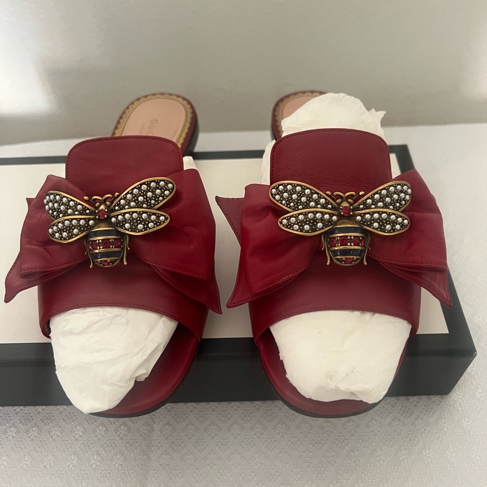 Gucci  LEATHER UPPER AND SOLE SANDAL
NAPPA CHARLOTTE
HIBISCUS RED